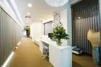 Recepción y zona de paso de la clínica dental en Pamplona